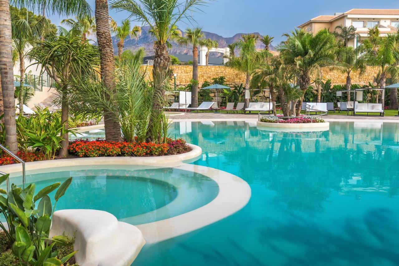 Barcelo La Nucia Palms Hotell Exteriör bild The swimming pool at the hotel