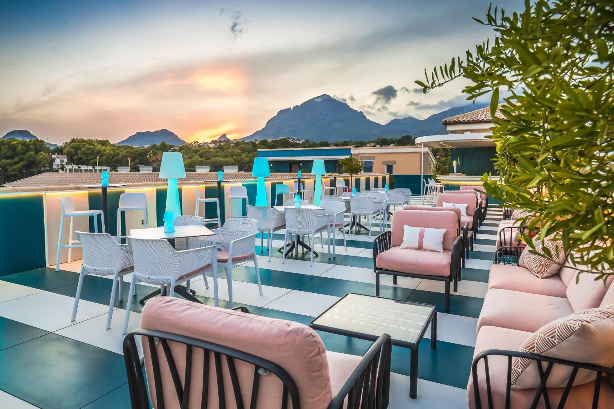 Barcelo La Nucia Palms Hotell Exteriör bild The hotel's rooftop bar